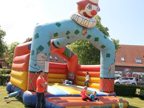 Hüpfburg auf dem Werdumer Kinderfest