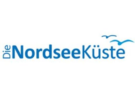 Blaues Logo mit zwei Möwen am Ende des Wortes Nordseeküste