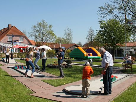Menschen spielen auf einer Minigolfbahn